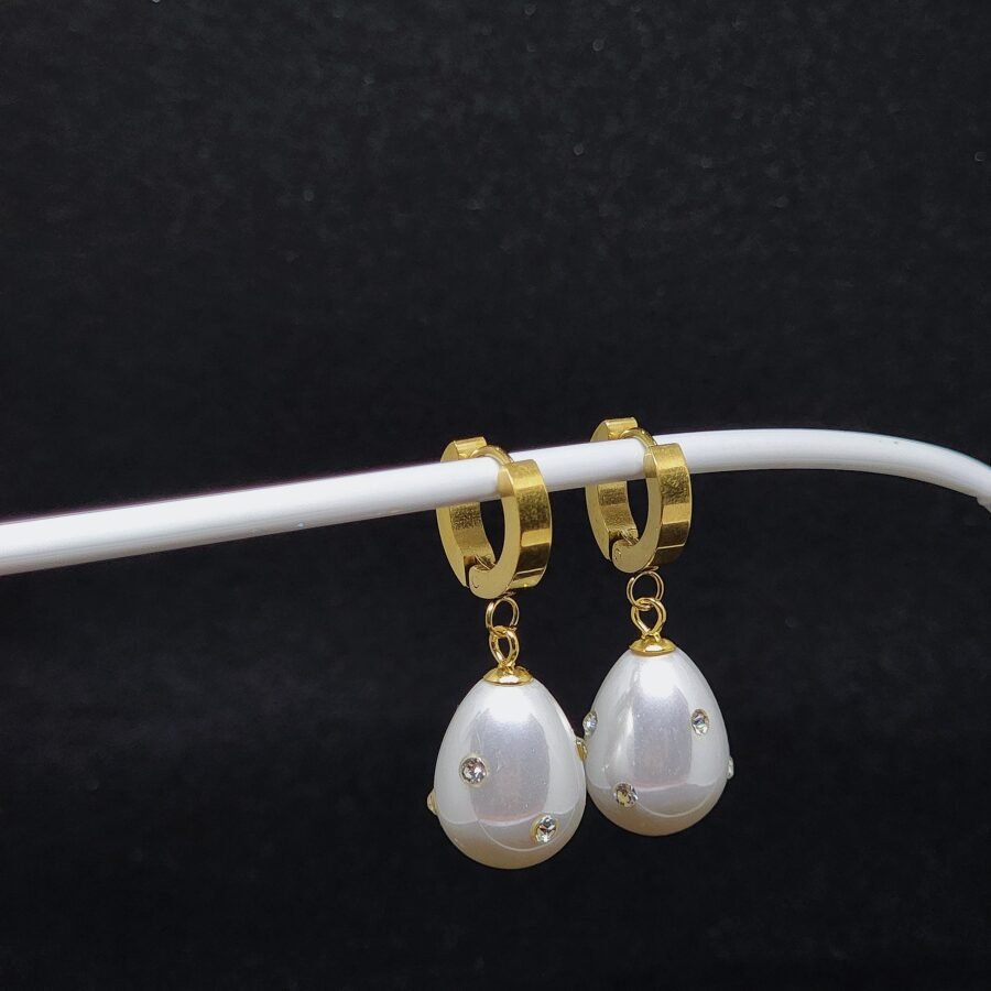 Tear Drop Pearl Necklace & Earrings - Image 7