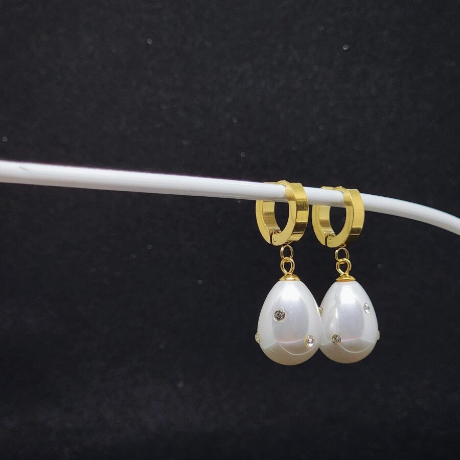 Tear Drop Pearl Necklace & Earrings - Image 6