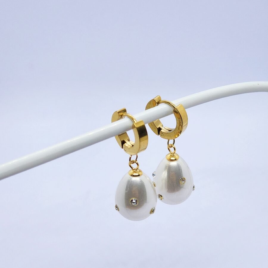 Tear Drop Pearl Necklace & Earrings - Image 5