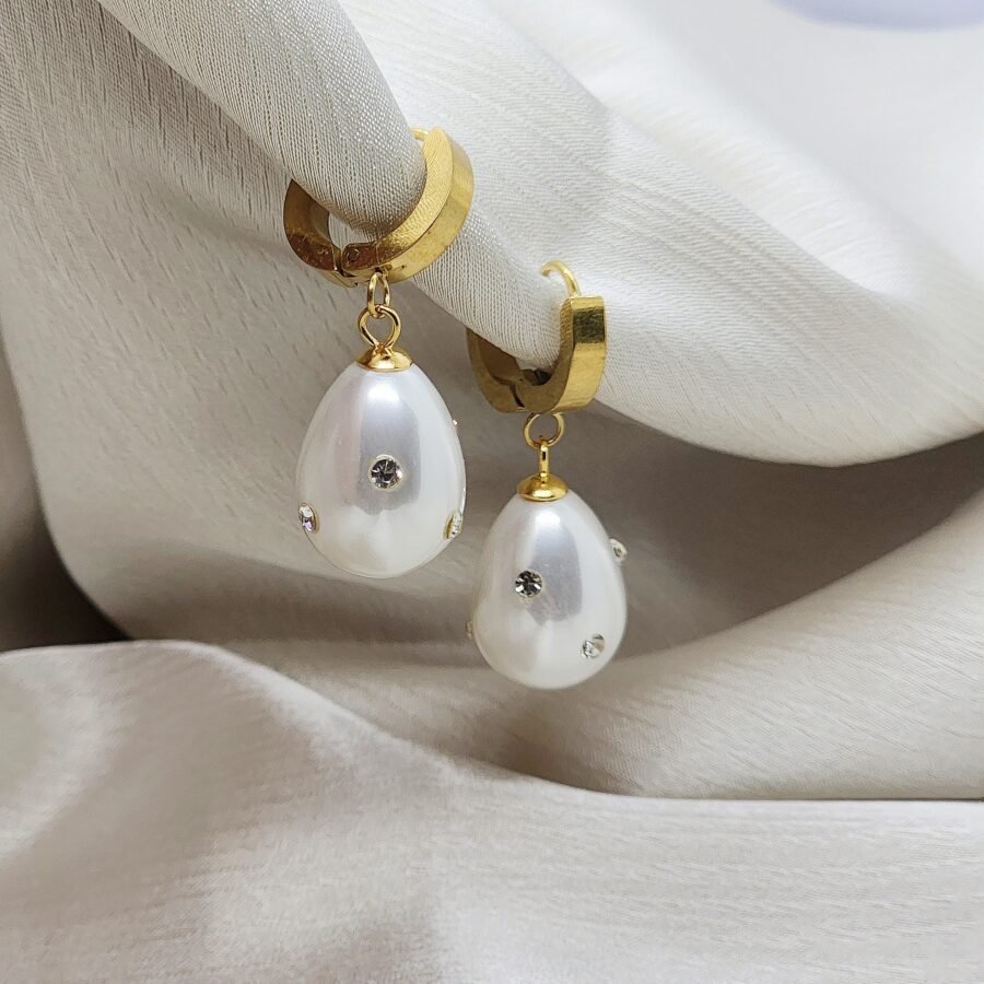 Tear Drop Pearl Necklace & Earrings - Image 4